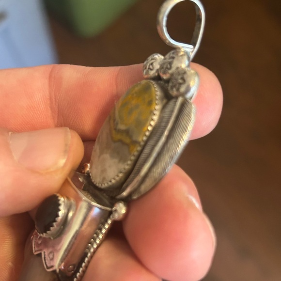 Sterling silver Native American bumblebee jasper & onyx signed bear claw pendant - Picture 7 of 9